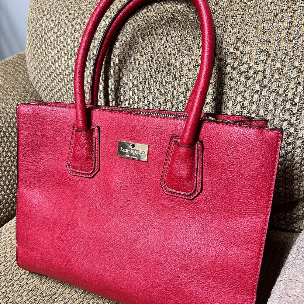 Kate Spade New York handbag in a red pebbled leather material